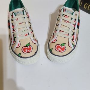 Women's Gucci sneakers
